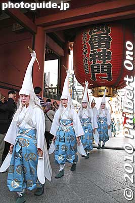 The Shirasagi-no-Mai white heron dancers pass through Kaminarimon Gate in Asakusa.
Keywords: tokyo taito-ku asakusa shirasagi no mai white heron dancers matsuri4