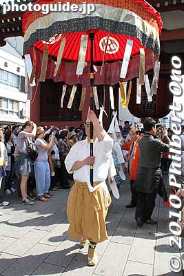 This is the umbrella holder (ogasa 大傘). He doesn't really shade anyone.
Keywords: tokyo taito-ku asakusa shirasagi no mai white heron dancers festival matsuri