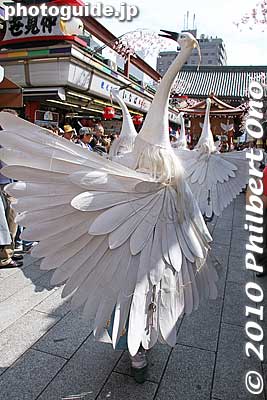 If you look at their white heron costume, you can see that it's quite ingenius, the way it functions and the way it looks.
Keywords: tokyo taito-ku asakusa shirasagi no mai white heron dancers festival matsuri 