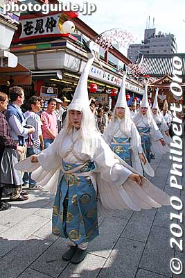Also see my [url=http://www.youtube.com/watch?v=EepvHm4mYSo]video at YouTube[/url].
Keywords: tokyo taito-ku asakusa shirasagi no mai white heron dancers festival matsuri 