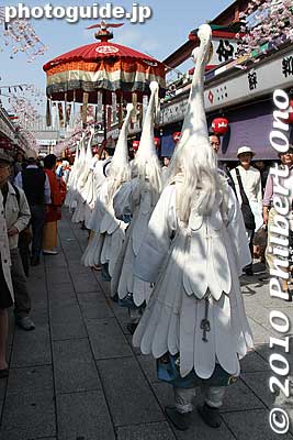 They head toward Sensoji temple as the crowd make way for them along Nakamise.
Keywords: tokyo taito-ku asakusa shirasagi no mai white heron dancers festival matsuri 