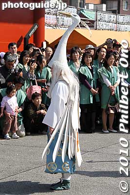 The White Heron Dance originated in Kyoto over 1,100 years ago to purge the city of an epidemic.
Keywords: tokyo taito-ku asakusa shirasagi no mai white heron dancers festival matsuri 