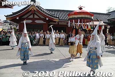 The eight shirasagi dancers formed two groups of four with the umbrella holder between the two groups.
Keywords: tokyo taito-ku asakusa shirasagi no mai white heron dancers festival matsuri 