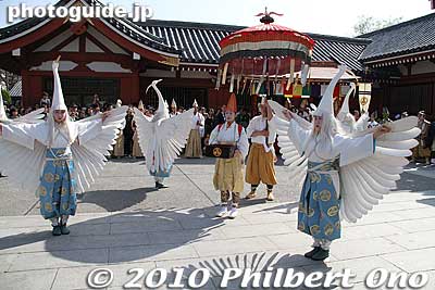 The shirasagi dancers then spread their wings and started to dance.
Keywords: tokyo taito-ku asakusa shirasagi no mai white heron dancers festival matsuri 