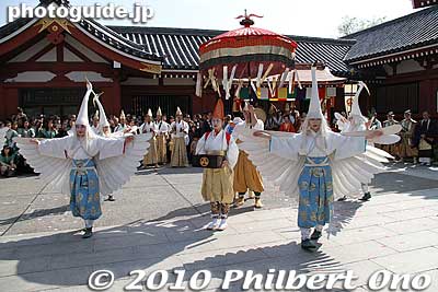 Most of the dancers seemed to be high school age, although I noticed a few older women as well.
Keywords: tokyo taito-ku asakusa shirasagi no mai white heron dancers festival matsuri 