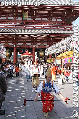 The baton twirler does his thing as the crowd gathers around.
Keywords: tokyo taito-ku asakusa shirasagi no mai white heron dancers festival matsuri 