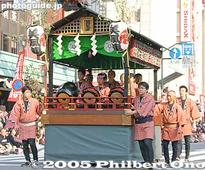 This page is a complete English guide to all the groups that appear in the parade. The parade assembles behind Sensoji Temple and starts at 1:30 pm from Nitenmon gate. The procession then goes down Umamichi-dori street, passes by Matsuya Department Store.
先導　子供江戸囃子屋台
Keywords: tokyo taito-ku asakusa jidai matsuri festival historical period