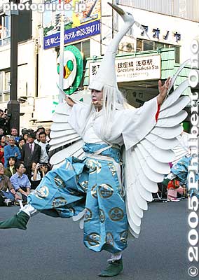 This White Heron Dance troupe consists of 3 warriors, 1 baton twirler, 1 feeder, 1 grand-umbrella holder, 8 white herons, 19 musicians and guardian children in traditional costumes of the Heian Period.
Keywords: tokyo taito-ku asakusa jidai matsuri festival historical period