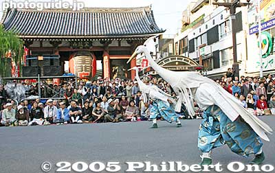 White Heron Dance in front of Kaminarimon Gate.
Keywords: tokyo taito-ku asakusa jidai matsuri festival historical period asakusabest