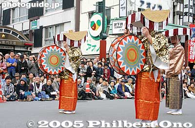 The Binzasara is a musical instrument made of 108 strips of white cedar wood strung together at the top. It is held on both ends and shaken in a wave motion to make a sharp wood clapping sound. It is also accompanied by drums as seen here.
びんざさら舞
三社大権現祭礼　船渡御
Keywords: tokyo taito-ku asakusa jidai matsuri festival historical period