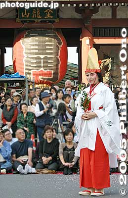 Shrine maiden and Kaminarimon Gate in Asakusa
三社大権現祭礼　船渡御
Keywords: tokyo taito-ku asakusa jidai festival historical period matsuribijin asakusabest