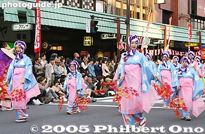 Genroku Flower-Viewing Dance. The Genroku Period was 1688-1704, a time of cultural flowering among the masses. 元禄花見踊り
Keywords: tokyo taito-ku asakusa jidai matsuri festival historical period