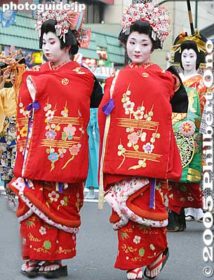 The oiran courtesan is escorted by two little girls called kamuro. 花の吉原おいらん道中
Keywords: tokyo taito-ku asakusa jidai matsuri festival historical period japanchild