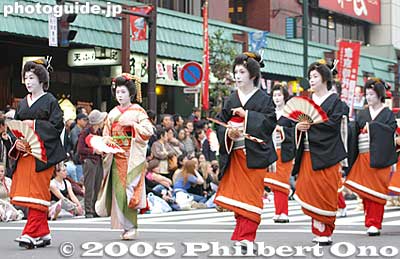 Edo Geisha. These geisha are from Asakusa, which also happens to be one of Tokyo's geisha districts. 江戸芸者
Keywords: tokyo taito-ku asakusa jidai matsuri festival historical period japangeisha asakusabest
