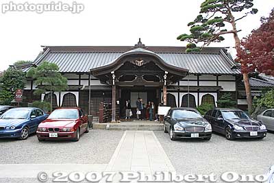 Gekkoden Hall (Important Cultural Property). It was moved here from Miidera temple in Otsu, Shiga Prefecture. Now it serves as a tea ceremony headquarters 茶道本山. 月光殿
Keywords: tokyo bunkyo-ku ward shingon buddhist temple fromshiga