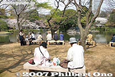 Picnickers
Keywords: tokyo bunkyo-ku ward koishikawa korakuen japanese garden picnic