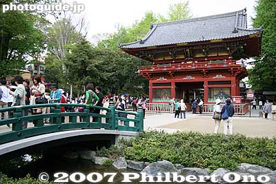 Nezu Shrine bridge (built in 2006 神橋) and gate, Important Cultural Property 楼門（国指定重文）
Keywords: tokyo bunkyo-ku nezu jinja shrine bridge gate