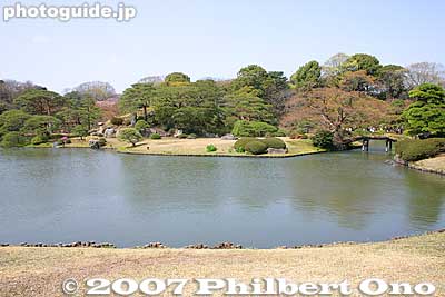 This is a big pond with small islands and surrounded by trees. There are replicas of famous Japanese scenery such as Wakanoura in Kishu (Wakayama Prefecture).
Keywords: tokyo bunkyo-ku ward rikugien japanese garden pond