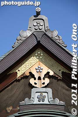 The roof ends of the shrine has a plum blossom motif.
Keywords: tokyo bunkyo-ku ward yushima tenjin tenmangu shinto shrine ume matsuri plum blossoms flowers festival 