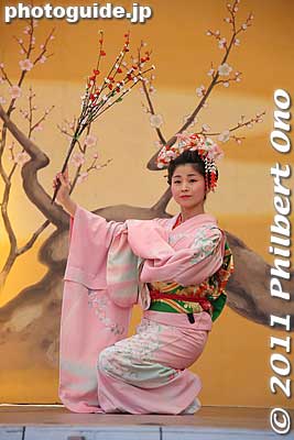 Keywords: tokyo bunkyo-ku ward yushima tenjin tenmangu shinto shrine ume matsuri plum blossoms flowers festival nihon buyo 