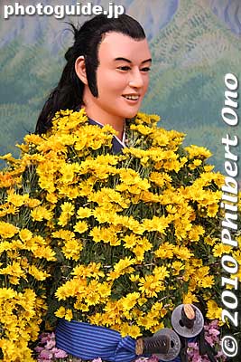 Sakamoto Ryoma chrysanthemum doll at Yushima Tenjin Shrine, Tokyo.
Keywords: tokyo bunkyo-ku ward yushima tenjin tenmangu shinto shrine kiku matsuri11 chrysanthemum flowers festival 