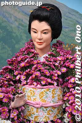Wife Oryo chrysanthemum doll.
Keywords: tokyo bunkyo-ku ward yushima tenjin tenmangu shinto shrine kiku matsuri chrysanthemum flowers festival 