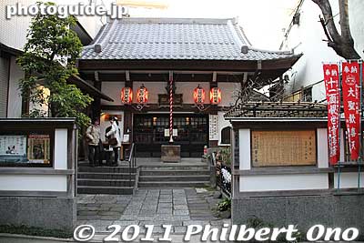 At the foot of the Otoko-zaka steps is this Yushima Shoden temple, a Tendai Buddhist temple. Also called Shinjo-in. 心城院 （湯島聖天)
Keywords: tokyo bunkyo-ku ward