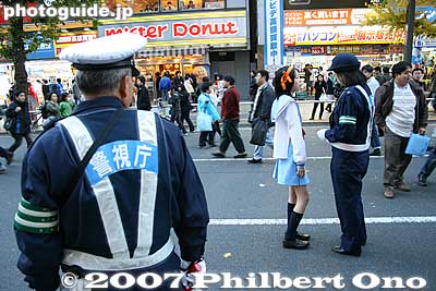 The problem is that the police patrol the main drag to expel these street performers. It is not allowed. It would be the Japanese police to try and kill Japan's street culture.
Keywords: tokyo chiyoda-ku ward akihabara electronics shops stores shopping train station woman women girls maid cosplayers