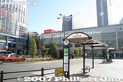 Bus stop near JR Akihabara Station's new Central entrance
Keywords: tokyo chiyoda-ku ward akihabara electronics shops stores shopping