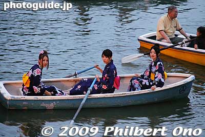 Rowing a boat while dressed in yukata.
Keywords: tokyo chiyoda-ku chidorigafuchi