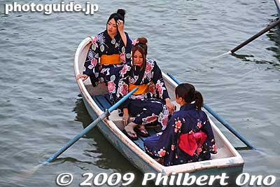 Yukata girls in a rowboat.
Keywords: tokyo chiyoda-ku chidorigafuchi
