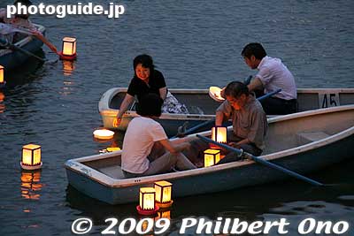 Finally, it got dark enough to start releasing the candlelit floating lanterns into the moat.
Keywords: tokyo chiyoda-ku chidorigafuchi