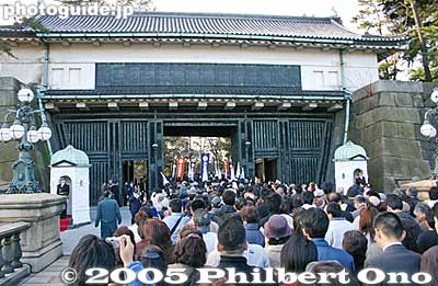 On Nijubashi Bridge heading for the Seimon Gate. 正門
Keywords: Tokyo Chiyoda-ku ward emperor akihito birthday Imperial Palace matsuri12