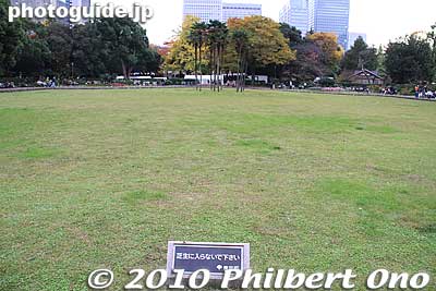 Keep off the grass. This is actually a German-style sunken garden.
Keywords: tokyo chiyoda-ku hibiya koen park 