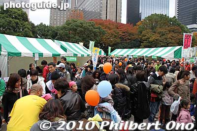 On weekends, Hibiya Park often has some event. This was a farmer's market event for kids.
Keywords: tokyo chiyoda-ku hibiya koen park 