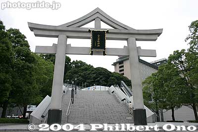 Sanno torii gate and the West entrance. Escalator on the right. This torii style is unique to Hie Shrines. The shrine is nearest to Tameike-Sanno Station on the Ginza and Nanboku subway lines. 山王鳥居
Keywords: tokyo chiyoda-ku hie jinja shrine torii