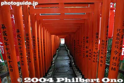 Inari Sando torii gates are donated by individuals and companies for business prosperity. 稲荷参道
Keywords: tokyo chiyoda-ku hie jinja shrine torii