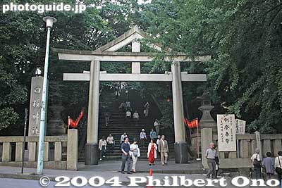 Sanno torii gate leading to the Omotesando path to the shrine. 山王鳥居
Keywords: tokyo chiyoda-ku hie jinja shrine torii