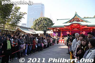 On Feb. 3, 2011, the annual setsubun festival was held at Hie Shrine at 11:30 am. People await the arrival of the people who will throw the beans.
Keywords: tokyo chiyoda-ku hie jinja shrine torii setsubun 