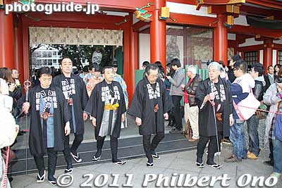 The setsubun procession arrives at the shrine.
Keywords: tokyo chiyoda-ku hie jinja shrine torii setsubun 