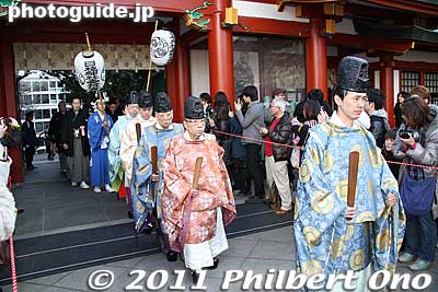 Hie Shrine priests.
Keywords: tokyo chiyoda-ku hie jinja shrine torii setsubun 