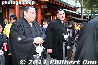 Sumo wrestlers including Aran.
Keywords: tokyo chiyoda-ku hie jinja shrine torii setsubun 