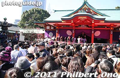 They enter the shrine for the ceremony.
Keywords: tokyo chiyoda-ku hie jinja shrine torii setsubun 