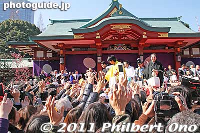 Mamemaki bean-throwing at Hie Jinja Shrine for setsubun.
Keywords: tokyo chiyoda-ku hie jinja shrine torii setsubun 