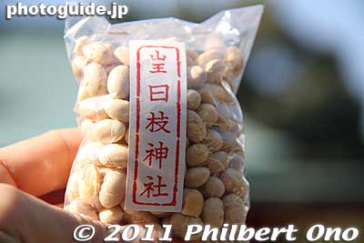 Hie Shrine's beans were tossed in little plastic bags with a paper label inside. Catching this one should bring me good luck this year.
Keywords: tokyo chiyoda-ku hie jinja shrine torii setsubun 