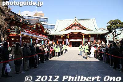 Path to the main worship hall.
Keywords: tokyo chiyoda-ku kanda myojin shrine setsubun festival matsuri