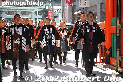 At 2 pm, a procession led by kiyari workman chanters and the bean throwers entered the shrine.
Keywords: tokyo chiyoda-ku kanda myojin shrine setsubun festival matsuri