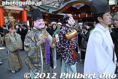Daikoku and Ebisu, two gods of good fortune.
Keywords: tokyo chiyoda-ku kanda myojin shrine setsubun festival matsuri