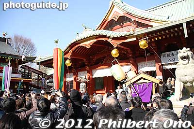 Nice that they included all of us in the ceremony too. A priest waved his wand outside to bless us.
Keywords: tokyo chiyoda-ku kanda myojin shrine setsubun festival matsuri