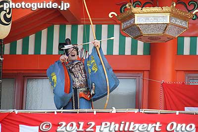 The archer symbolically aims his arrow at the ominous directions (kimon and ura-kimon).
Keywords: tokyo chiyoda-ku kanda myojin shrine setsubun festival matsuri